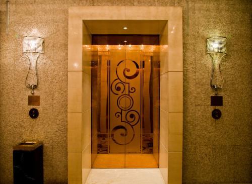 一梯一户,大门正对着电梯门,电梯是私家电梯,入门处有