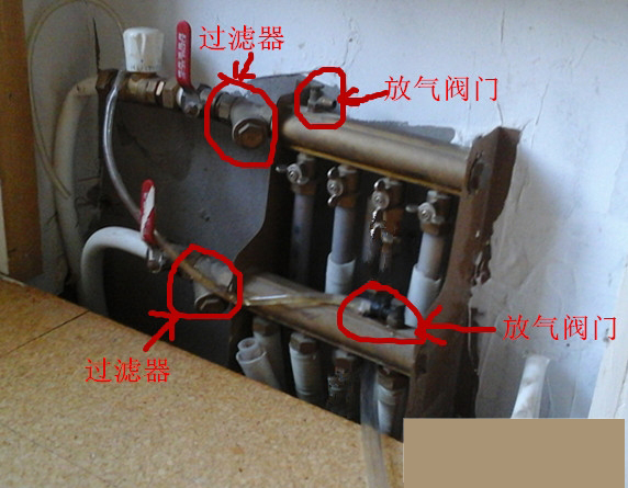 关闭管道进出水阀门,在地暖分水器(如下图)上找到过滤器,用八角扳手