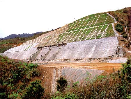 高邊坡指土質邊坡高度大於20m,小於100m或者巖質邊坡高度大於30m,小於