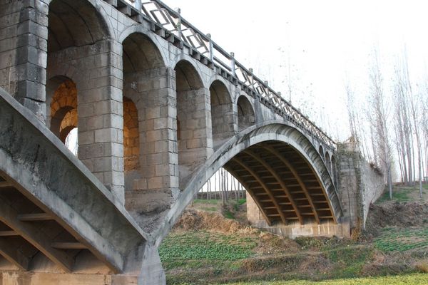 拱形石板桥图片